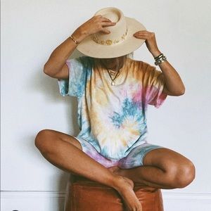 How do you wear that tie dye set